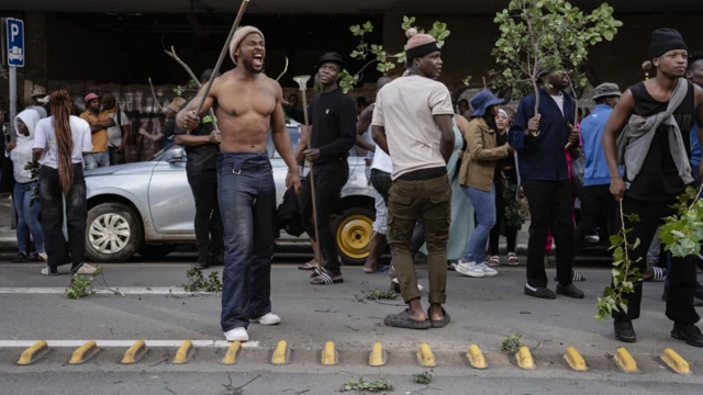 Young men dey protest for street