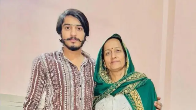 आरोपी विपिन आपली आई दयावतीबरोबर (फाइल फोटो)