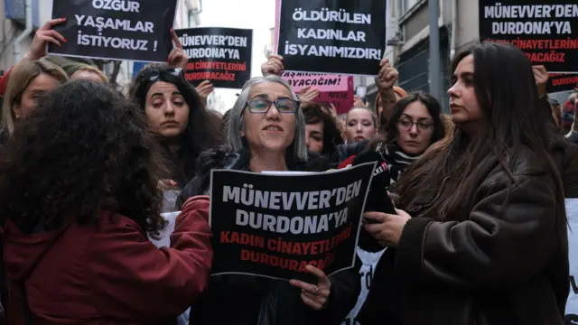 25 Ocak'ta İstanbul Şişli'de Kadın Cinayetlerini Durduracağız Platformu'nun çağrısı üzerine toplanan kadınlar, ellerindeki pankartlarla Durdona'nın öldürülmesini protesto ediyor. 