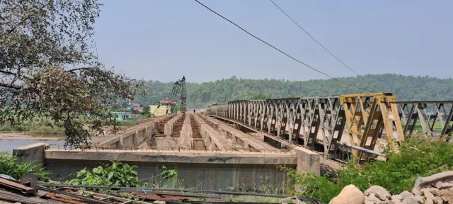 क्षतिग्रस्त पुलछेवैमा नयाँ पुल बनिरहे पनि त्यो बर्खाअगावै सकिनेमा अधिकारीहरू आशङ्का व्यक्त गर्छन्