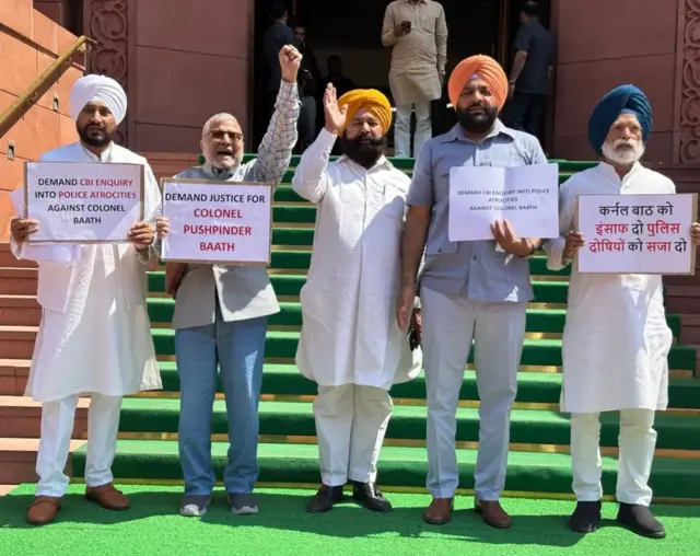 ਲੋਕ ਸਭਾ ਪਰਿਸਰ ਵਿੱਚ ਕਾਂਗਰਸ ਦੇ ਐੱਮਪੀਜ਼ ਨੇ ਦੋਸ਼ੀ ਪੁਲਿਸ ਮੁਲਾਜ਼ਮਾਂ ਖਿਲਾਫ਼ ਕਾਰਵਾਈ ਦੀ ਮੰਗ ਲਈ ਪ੍ਰਦਰਸ਼ਨ ਕੀਤਾ 