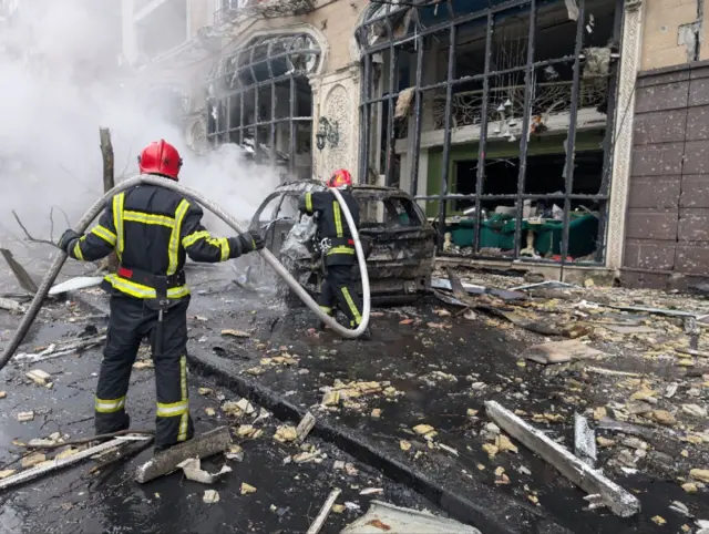 Рятувальники розбирають уламки і гасять пожежу у центрі Києва