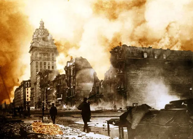 Fotografía a color que documenta la destrucción posterior al Gran Terremoto de San Francisco. Fechada en 1906.