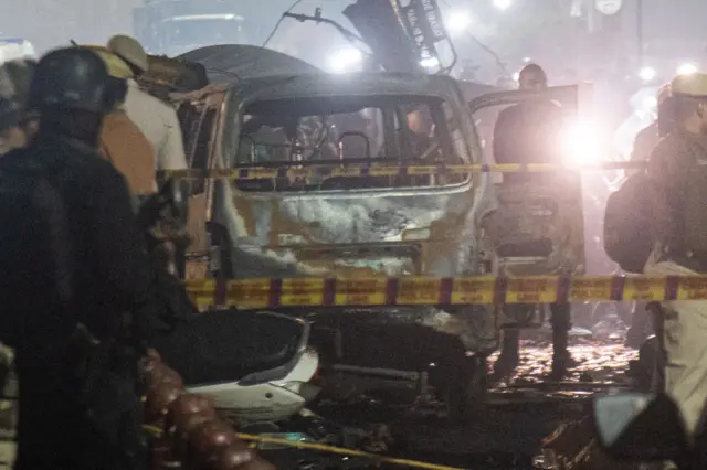 বিস্ফোরণে বিধ্বস্ত একটি গাড়ির ধ্বংসাবশেষ ঘিরে রেখেছে দিল্লি পুলিশ