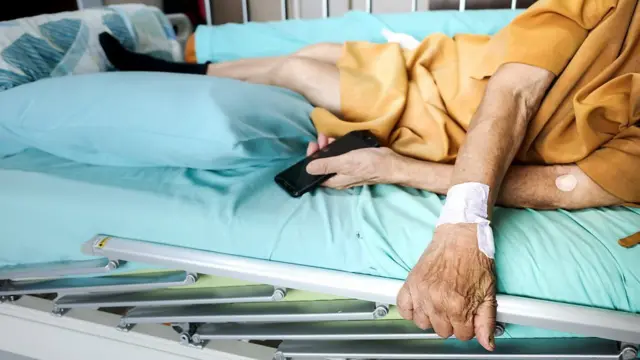 ਹਸਪਤਾਲ ਵਿੱਚ ਬਿਸਤਰ ਤੇ ਪਏ ਮਰੀਜ਼ ਦਾ ਬਿਸਤਰ ਤੇ ਬਾਂਹ