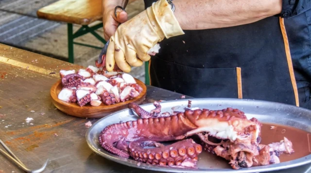 문어를 식용으로 손질하는 모습