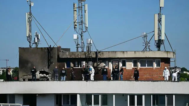 Поліція та судово-медичні слідчі досліджують місце падіння (ліворуч) після того, як російський безпілотник врізався у багатоквартирний будинок у Галаці, на сході Румунії.