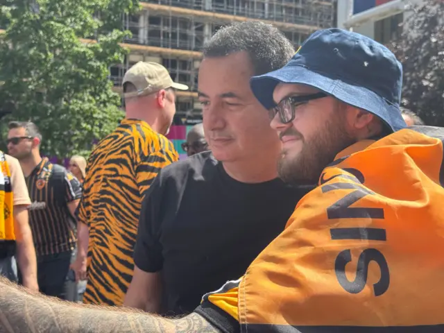 Acun Ilıcalı bir Hull City taraftarıyla fotoğraf çekiliyor