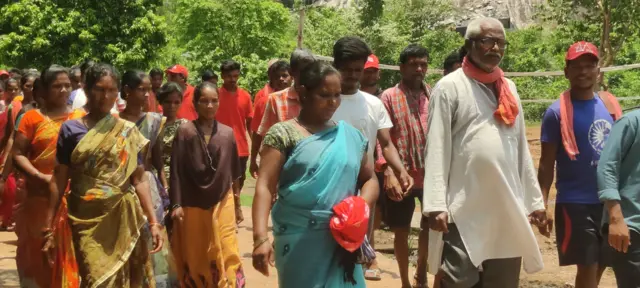 రైతు సంఘం నాయకులతో గిరిజనులు