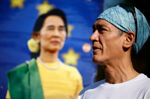 ဒေါ်အောင်ဆန်းစုကြည်လွတ်မြောက်ရေးလှုပ်ရှားမှုပွဲတစ်ခုမှာတွေ့ရတဲ့ ကင်မ်အဲရစ်