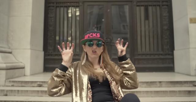 Heather Morgan postava vídeos cantando rap, sob o nome artísticocasino cassinoRazzlekhan