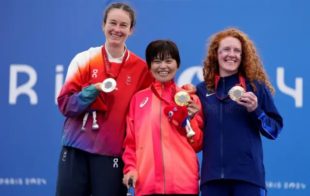 自転車女子個人ロードレースで金メダルを手にした杉浦佳子(中)と、銀メダルのフルリナ・リリング(左)、銅メダルのクララ・ブラウン