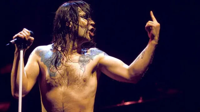 Ozzy sin camisa en un concierto