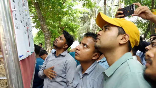 বড় বড় প্রকল্প বন্ধ হয়ে কিংবা কাটছাট হয়ে এবং ব্যক্তি উদ্যোগে বিনিয়োগ কমে গিয়ে কাজ হারাচ্ছেন অনেকেই।