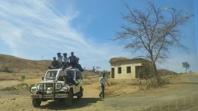 گاؤں کی طرف جانے والی کچی سڑک
