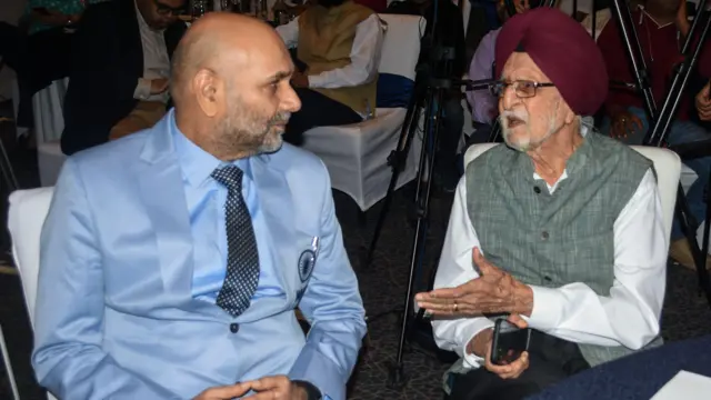 आंतरराष्ट्रीय ख्यातीचे बुद्धिबळपटू प्रवीण ठिपसे (डावीकडे) आणि हॉकीचे महान खेळाडू गुरबक्स सिंग (उजवीकडे)