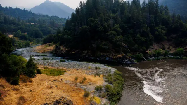 O rio Salmão flui através de Somes Bar, na Califórnia (EUA)
