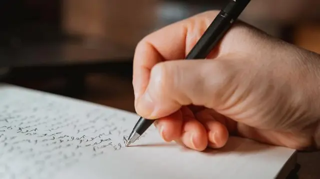 पालकांकडून लेखन साहित्य कसं धरायचं हे आपण पहिल्यांदा शिकतो. त्याचा प्रभाव आपल्या लेखनावर म्हणजेच हस्ताक्षरावर पडतो. 