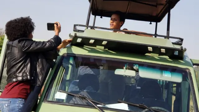 Yvette Kabatesi mu kiganiro na Jeannette Rugero muri parike y'Akagera