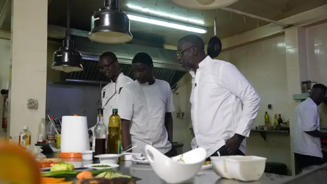Tamsir Ndir ici avec ses cuisiniers