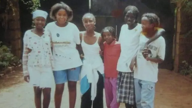 Sarah (wa kabiri iburyo) akesha ibyo yagezeho umuryango wamubaye hafi