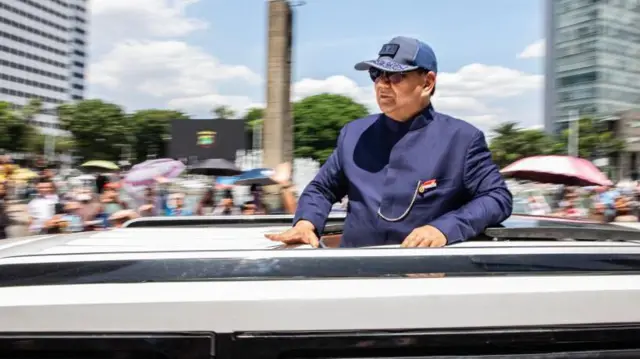 Presiden baru Indonesia, Prabowo Subianto, akan menaiki mobil kepresidenan menuju Istana Kepresidenan pada 20 Oktober 2024 di Jakarta, Indonesia. Prabowo Subianto dijadwalkan akan dilantik sebagai presiden kedelapan Indonesia pada 20 Oktober setelah kemenangan telaknya dalam pemilihan presiden awal tahun ini.