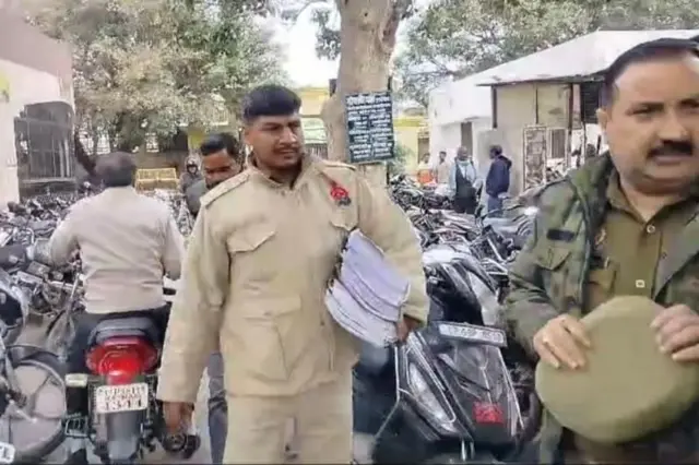 కోర్టుకు చార్జిషీట్ తీసుకెళ్తున్న పోలీసులు