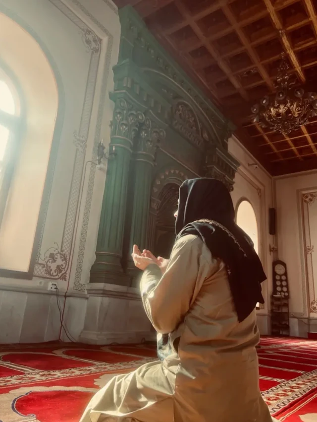  تیموتی ویکس در مسجد در حال ادای نماز در مسجد در حال ادای نماز