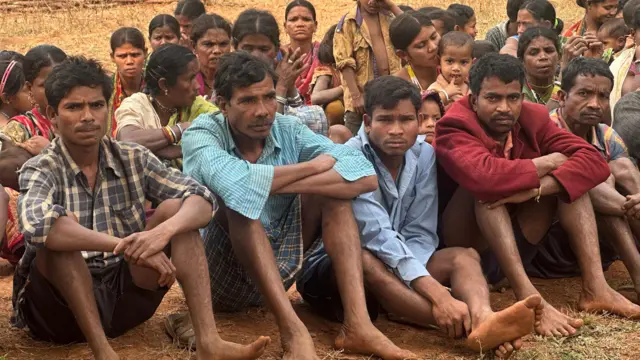 तथाकथित क्रॉस फायरिंग की घटनाओं के विरोध में प्रदर्शन करते आदिवासी