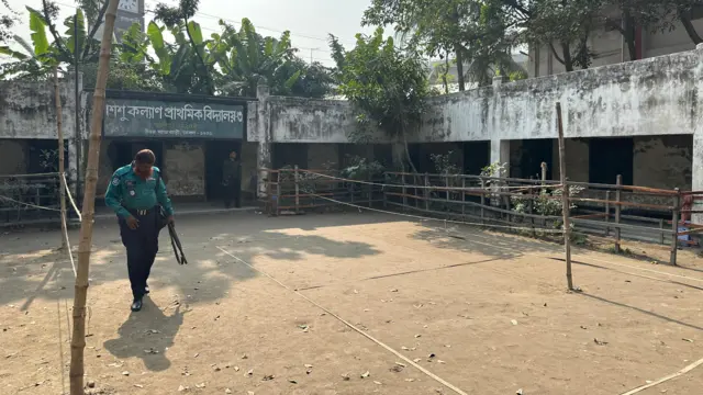 ভোটার শুন্য একটি কেন্দ্র।