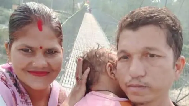 ३९ वर्षीय नरेन्द्र खड्का, उनकी श्रीमती ३२ वर्षीया सरस्वती खड्का र १८ महिनका छोरा रोमन खड्का 