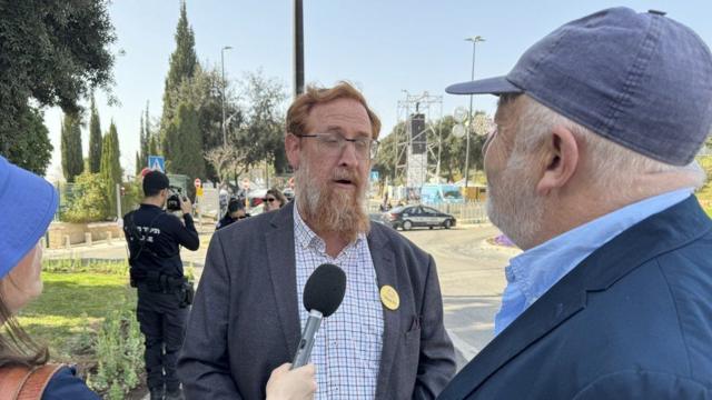 El rabino Yehuda Glick hablando con Jeremy Bowen de la BBC