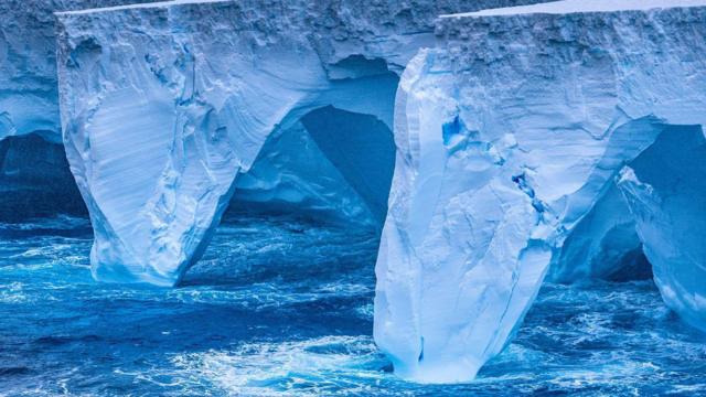 அழியும் நிலையில் சிங்கப்பூரைவிட 29 மடங்கு பெரிய ராட்சத பனிப்பாறை – விளைவு என்ன?