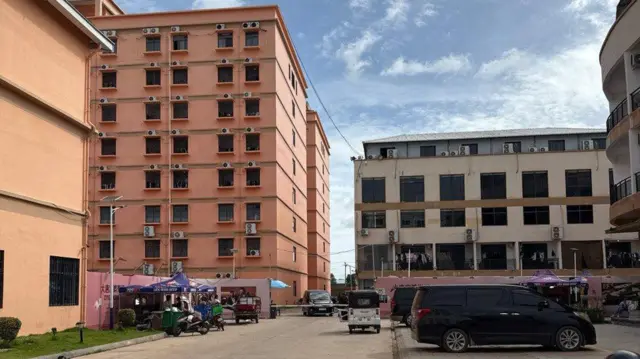 ကိုမစ်တီးပြောပြတဲ့ သူ အလုပ်လုပ်ခဲ့တယ်လို့ဆိုတဲ့ ဘားဗက် ကျားဖြန့်ဝင်းထဲက အဆောက်အအုံ