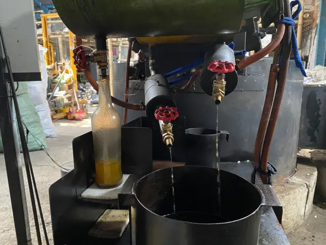 Minyak bakar yang keluar dari mesin pirolisisi Faspol.