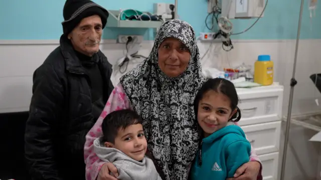 منى وحفيديها.