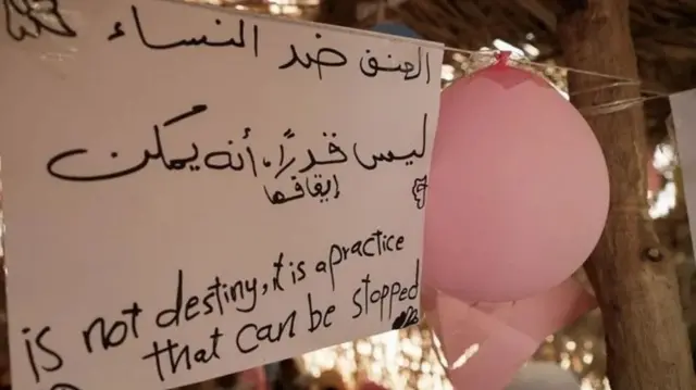 Puto na ishara zilizoandikwa kwa mkono huning'inia kwenye kibanda ambacho wanawake hukusanyika ili kushirikishana uzoefu wao