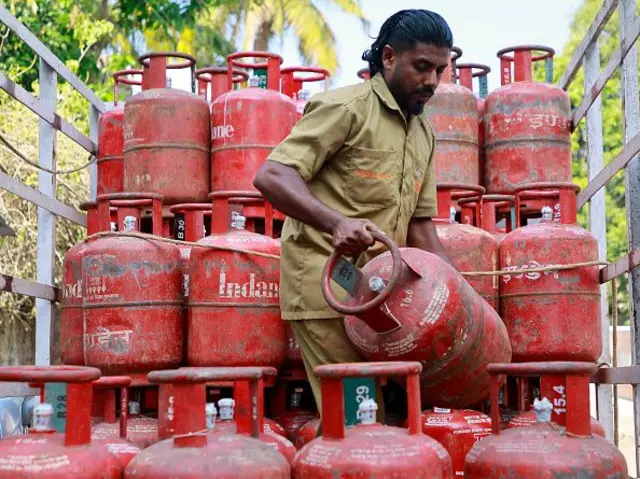 गॅस सिलिंडरच्या टंचाईबाबत लोक त्रस्त, काय म्हणत आहेत?