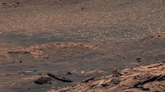 செவ்வாய் கிரகத்தில் உள்ள வெள்ளை கந்தக கற்களைக் காட்டும் புகைப்படம்