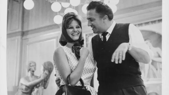 Клаудія Кардинале та Федеріко Фелліні на знімальному майданчику фільму "8 1/2", 1963 рік