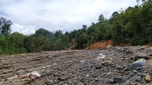 Kampung Lorong 4 Hutanabolon sudah rata dengan tanah dan bebatuan. Gambaran kondisi ini diambil setelah air bandang surut.
