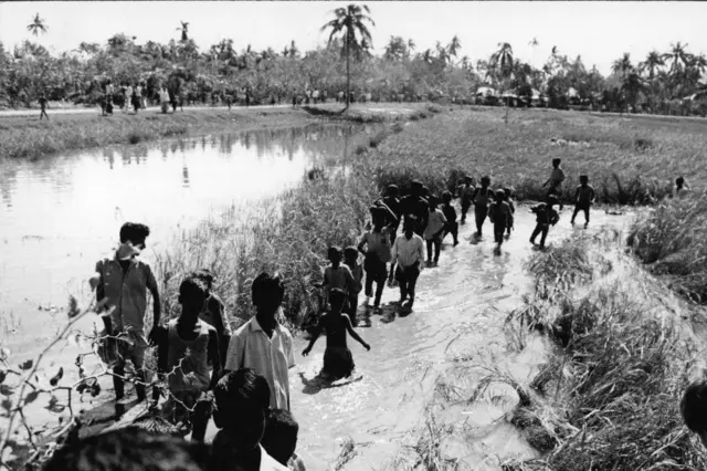 चक्रीवादळासोबत उसळलेल्या लाटांनी भोला बेटावरचा बराच मोठा भाग उध्वस्त केला.