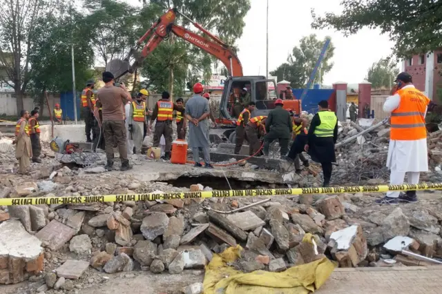 ख़ैबर पख़्तूनख़्वा में 20 सितंबर को हुए धमाके के बाद पहुंचे राहतकर्मी.