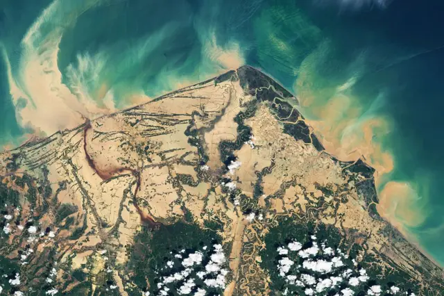 Citra satelit dari banjir dan tanah longsor yang meluas di provinsi Aceh, Indonesia, yang terkait dengan Siklon Tropis Senyar, dengan wilayah tetangga Sumatera Utara dan Sumatera Barat juga terdampak.