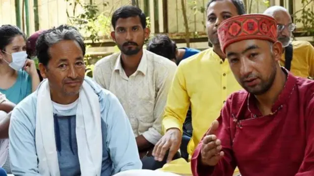 లద్దాఖ్‌కు రాష్ట్ర హోదాను డిమాండ్ చేస్తోన్న సామాజిక కార్యకర్త సోనమ్ వాంగ్‌చుక్ (ఎడమ)