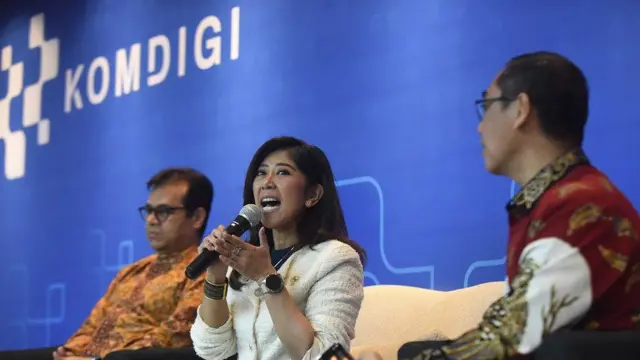 Menteri Komunikasi dan Digital (Komdigi) Meutya Hafid (tengah) didampingi Wakil Menteri Nezar Patria (kiri) dan Direktur Jenderal Pengawasan Ruang Digital Alexander Sabar (kanan) memberikan keterangan dalam acara Ngopi Bareng membahas topik terkini di Kantor Kementerian Komdigi, Jakarta, Jumat (9/5/2025).