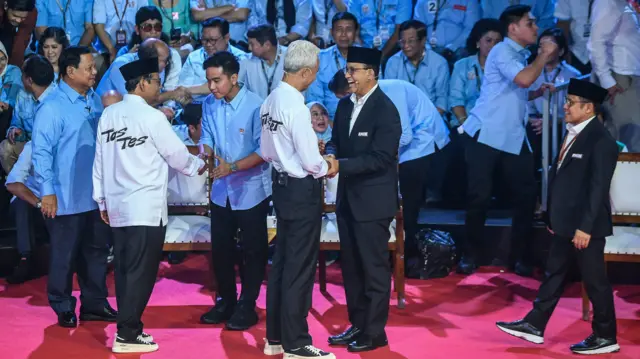 Pasangan Capres dan Cawapres nomor urut 1 Anies Baswedan (kedua kanan) dan Muhaimin Iskandar (kanan) bersama pasangan Capres dan Cawapres nomor urut 2 Prabowo Subianto (kiri) dan Gibran Rakabuming Raka (ketiga kiri) serta pasangan Capres dan Cawapres nomor urut 3 Ganjar Pranowo (ketiga kanan) dan Mahfud MD (kedua kiri) sebelum debat perdana
