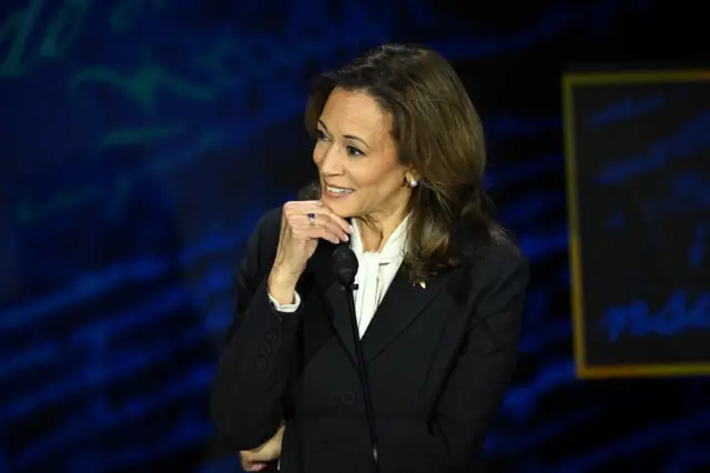 Ubwo Trump yabaga avuga Harris yamwitegerezaga, amwiga, ubundi amwenyura cyangwa aseka