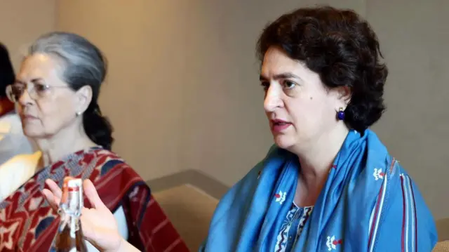 सोनिया गांधी और प्रियंका गांधी