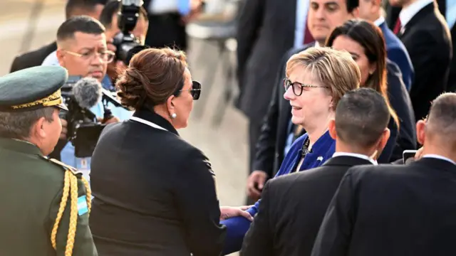 Xiomara Castro y Laura Dogu